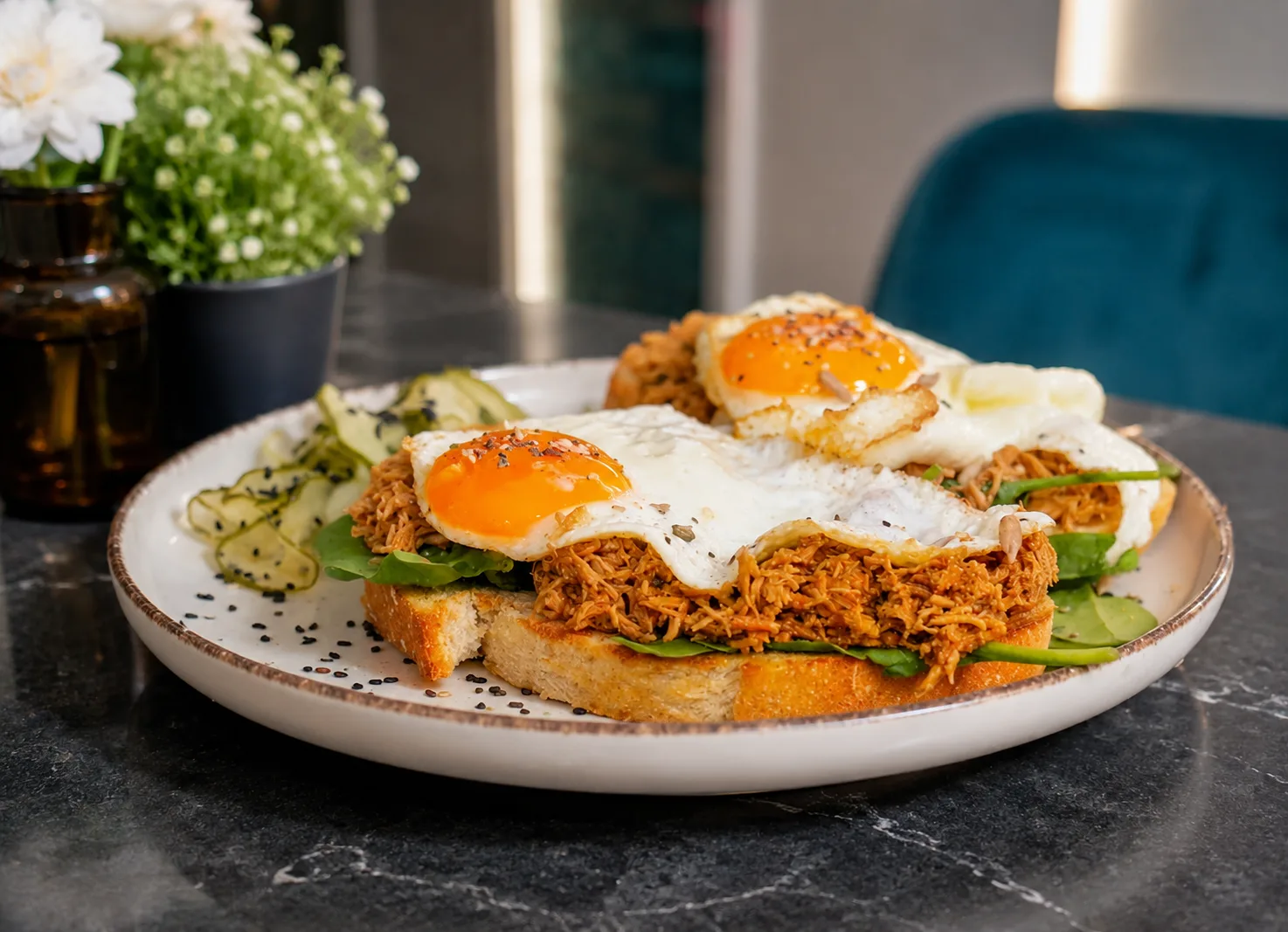Power Pork Toast de XO Brunch, tostada de masa madre con cerdo desmechado y huevos fritos